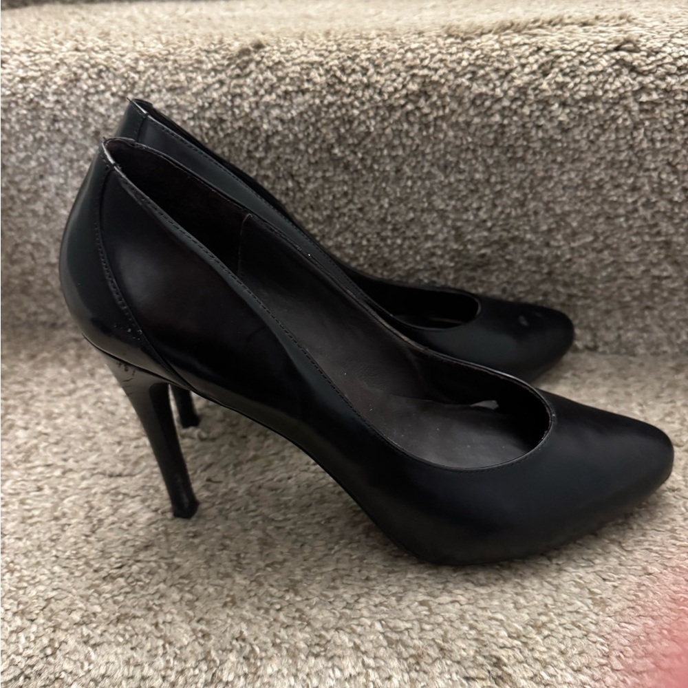 Donald Pliner high heel shoes black Size 10 Used some wear and tear see pics